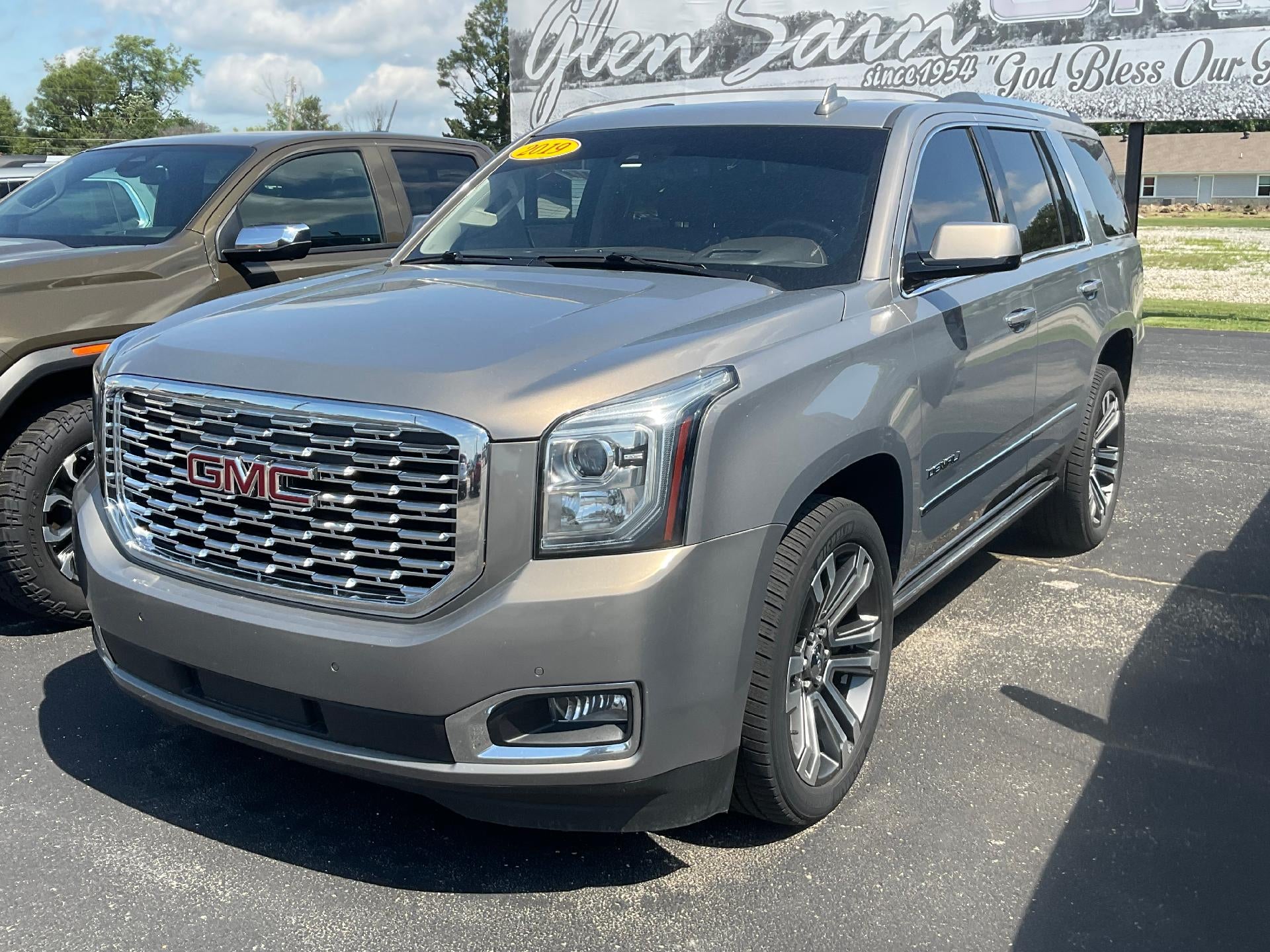 2019 GMC Yukon Denali in Pepperdust Metallic — front three-quarter view
